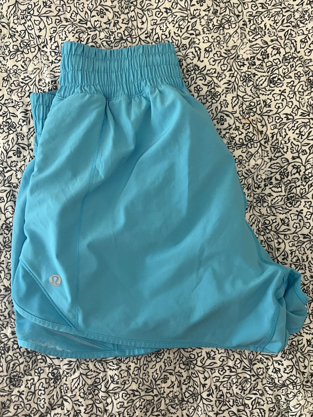 Blue Lululemon Hotty Hot Shorts 4” size 6